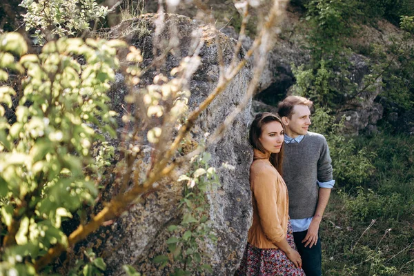 Preciosa Pareja Disfrutando Del Tiempo Juntos Las Colinas — Foto de Stock