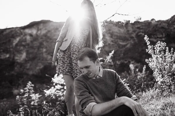 Preciosa Pareja Disfrutando Del Tiempo Juntos Las Colinas — Foto de Stock