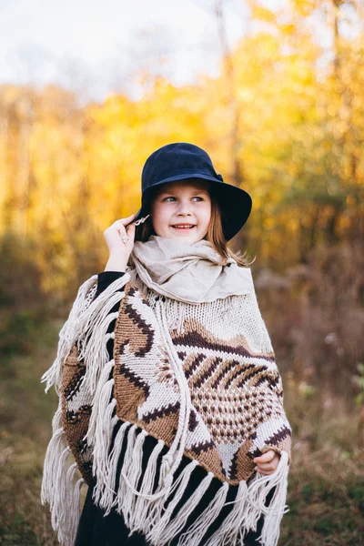 Menina Poncho Chapéu Andando Floresta Outonal — Fotografia de Stock