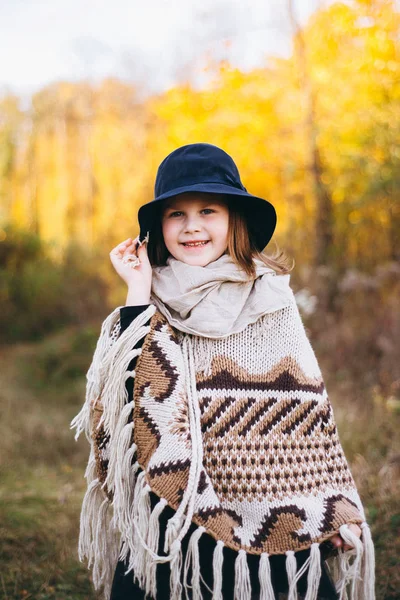 Menina Poncho Chapéu Andando Floresta Outonal — Fotografia de Stock