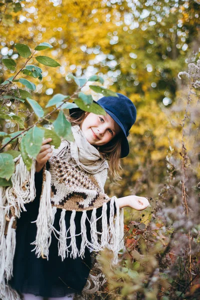 Дівчина Пончо Капелюсі Йде Автентичному Лісі — стокове фото