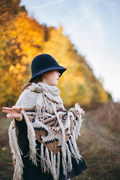 Menina Poncho Chapéu Andando Floresta Outonal — Fotografia de Stock