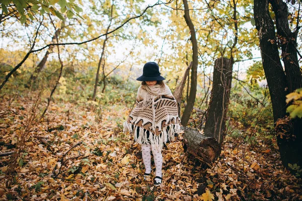 在秋天森林的披肩和帽子的女孩 — 图库照片