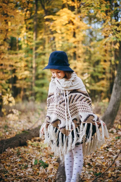 Menina Poncho Chapéu Andando Floresta Outonal — Fotografia de Stock