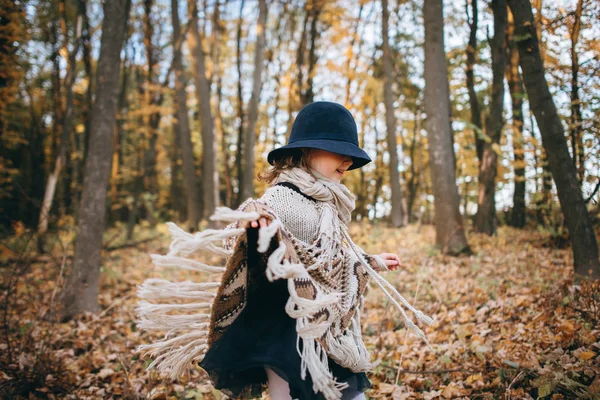 Menina Poncho Chapéu Andando Floresta Outonal — Fotografia de Stock