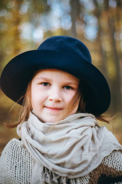 Retrato Menina Bonito Poncho Chapéu Fundo Natural — Fotografia de Stock