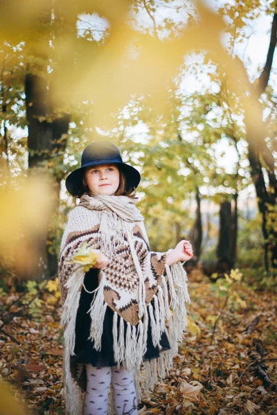 Flicka Poncho Och Mössa Promenader Höstlig Skog — Stockfoto