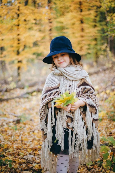 Девушка Пончо Шляпе Гуляет Осеннему Лесу — стоковое фото