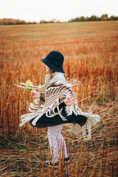 Retrato Menina Sorridente Poncho Chapéu Andando Pelo Campo Outonal — Fotografia de Stock