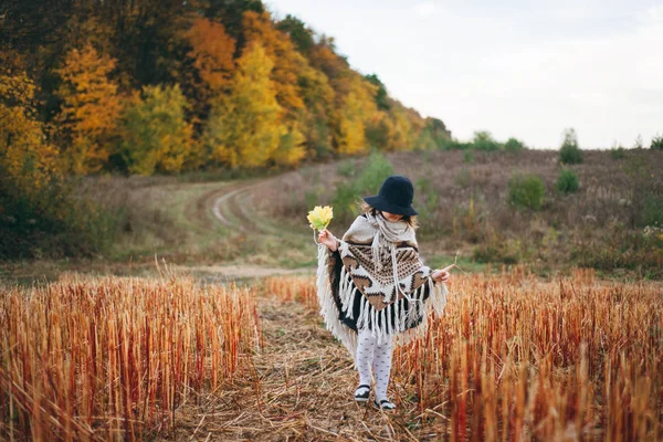 Porträtt Söt Flicka Poncho Och Mössa Walking Höstlig Fält — Stockfoto