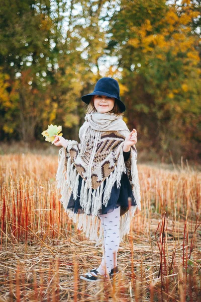 Porträt Eines Lächelnden Mädchens Poncho Und Hut Das Durch Herbstliches — Stockfoto