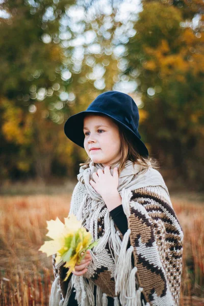 Porträt Eines Süßen Mädchens Poncho Und Hut Das Durch Herbstliches — Stockfoto
