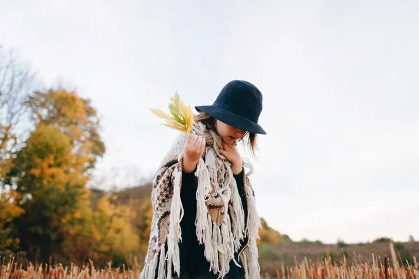 Porträt Eines Süßen Mädchens Poncho Und Hut Das Durch Herbstliches — Stockfoto