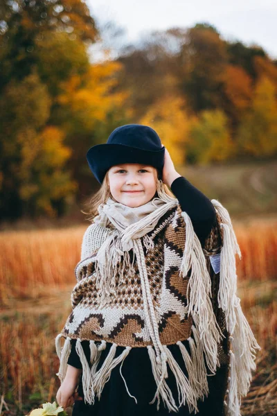 Retrato Menina Sorridente Poncho Chapéu Andando Pelo Campo Outonal — Fotografia de Stock