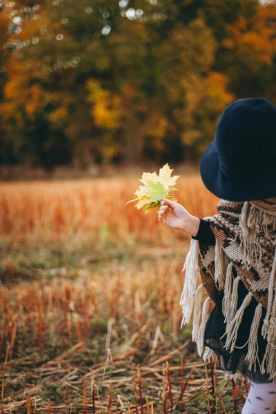 Porträt Eines Süßen Mädchens Poncho Und Hut Das Durch Herbstliches — Stockfoto