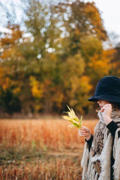 Porträtt Söt Flicka Poncho Och Mössa Walking Höstlig Fält — Stockfoto