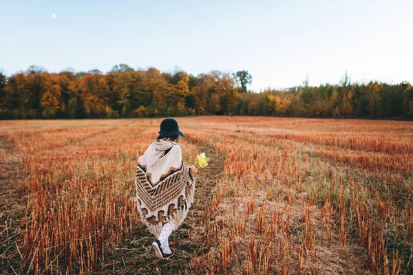Bakifrån Flicka Poncho Walking Höstlig Fält — Stockfoto