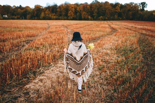 Bakifrån Flicka Poncho Walking Höstlig Fält — Stockfoto