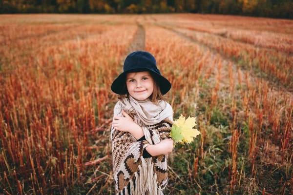 Retrato Menina Sorridente Poncho Chapéu Andando Pelo Campo Outonal — Fotografia de Stock