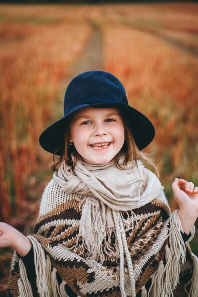 Retrato Menina Sorridente Poncho Chapéu Andando Pelo Campo Outonal — Fotografia de Stock