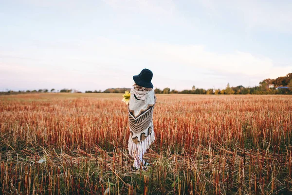 Bakifrån Flicka Poncho Walking Höstlig Fält — Stockfoto