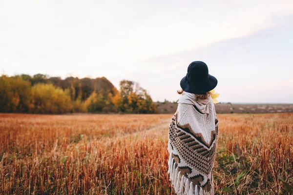 Rückansicht Eines Mädchens Poncho Das Durch Herbstliches Feld Geht — Stockfoto