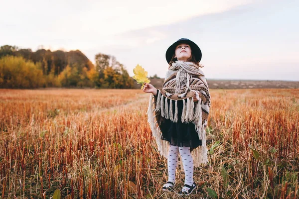 Porträtt Söt Flicka Poncho Och Mössa Walking Höstlig Fält — Stockfoto