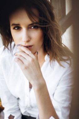 Ahşap çit arka plan üzerinde poz gömlekli kadın portresi