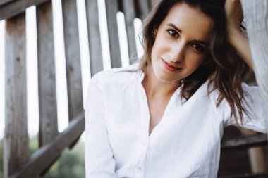 Ahşap çit arka plan üzerinde poz gömlekli kadın portresi