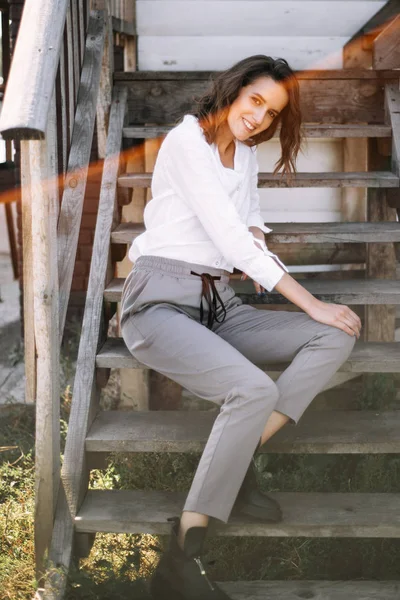 Mujer Camisa Pantalón Posando Sobre Escaleras Cenador Madera — Foto de Stock