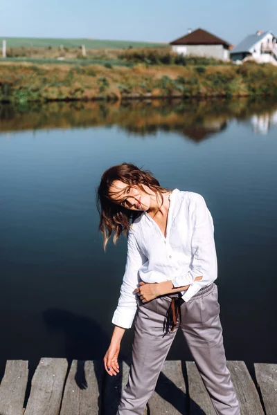 Mujer Con Estilo Camisa Blanca Pantalones Grises Posando Pie Sobre — Foto de Stock