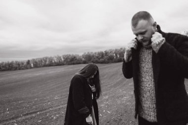 Sahada poz veren üzgün çiftin siyah beyaz fotoğrafı