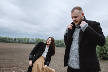 Alan poz vermeden önce giysi sabitleme çift