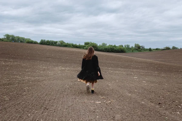 Самотня Жінка Чорному Пальто Йде Полем — стокове фото