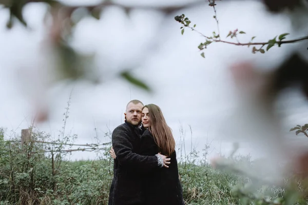 Tavaszi Gyümölcsösben Átölelve Romantikus Pár — Stock Fotó