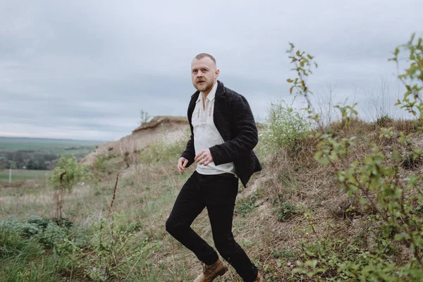 Tepeden koşan takım elbiseli adam