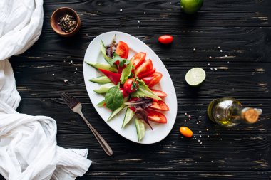 Oval beyaz tabakta dilimlenmiş sebzeler