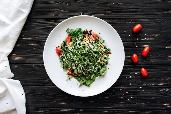 Ensalada Con Rúcula Salmón Parrilla Tomates Cherry Semillas Sésamo Salsa —  Fotos de Stock