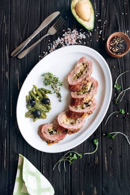 Koyu masa üzerinde beyaz oval tabaktabak tabaktabak tabaktabak tabaktabak tabak tabak tabak tabak tabak tabak tabak tabak tabak tabak tabak tabak tabak tabak tabak tabak tabak tabak tabak tabak tabak tabak tabak tabak tabak tabak tabak tabak tabak tabak tabak