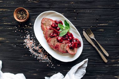 Dilimlenmiş pişmiş et konserve kiraz ile servis 