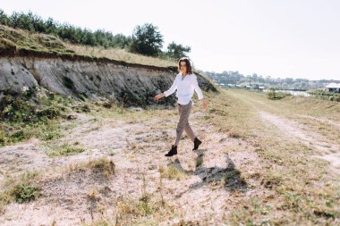 Dalgalı saç modeli ile açık havada yürüyüş güzel kadın modelyan görünümü