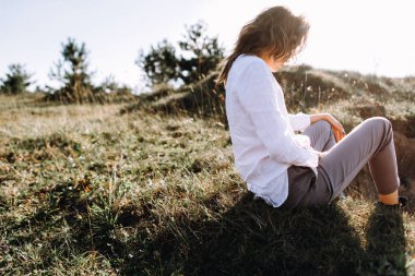 Gömlek ve pantolon güzel kadın alanda çim üzerinde oturan poz