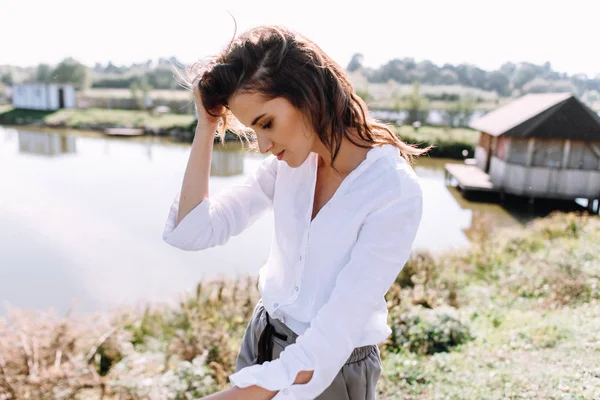 Porträt Einer Frau Posiert Freien Auf Teich Hintergrund — Stockfoto