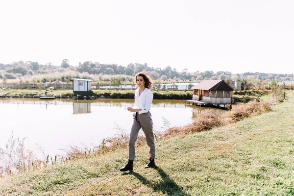 Lachende Vrouw Wit Overhemd Grijze Broek Wandelen Bij Vijver — Stockfoto