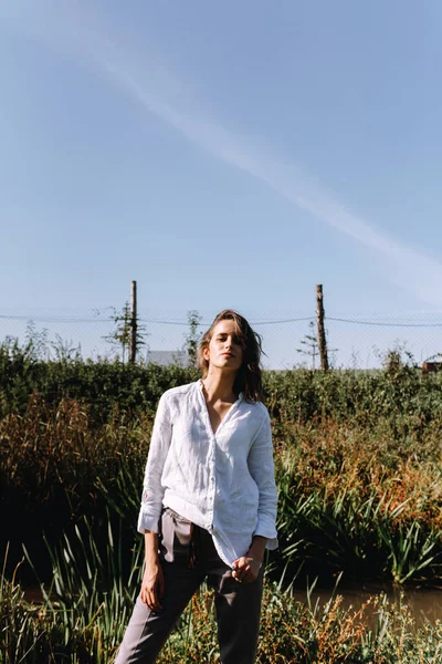 Mulher Roupa Casual Posando Campo Luz Solar Brilhante — Fotografia de Stock