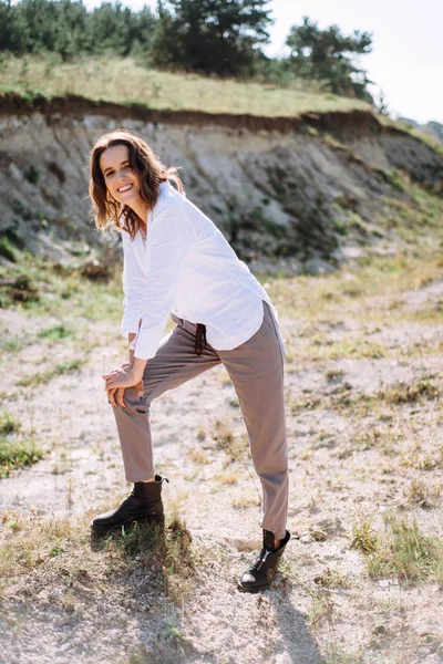 Mujer Sonriente Ropa Casual Disfrutando Del Clima Soleado Prado — Foto de Stock