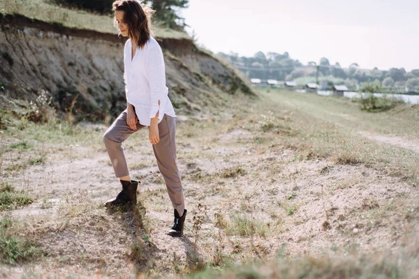 Lachende Vrouw Casual Kleding Genieten Van Zonnig Weer Weide — Stockfoto