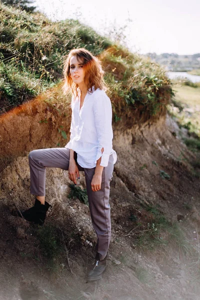 Elegante Modelo Femenino Camisa Pantalones Posando Con Pierna Sobre Colina — Foto de Stock