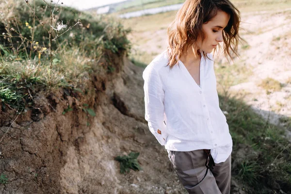 Retrato Mujer Camisa Pantalones Posando Sobre Fondo Las Colinas — Foto de Stock