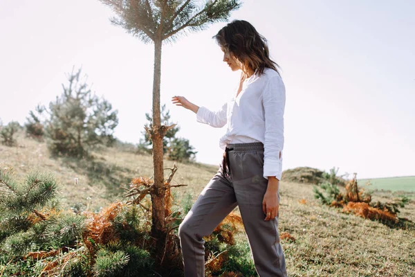Nachdenkliches Weibliches Model Posiert Auf Feld Mit Bäumen — Stockfoto